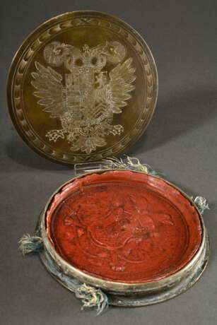 Carl Theodor von der Pfalz (1724-1799) Wachssiegel in zweiteiliger Kapsel aus vergoldetem Buntmetall, auf dem Deckel graviertes Wappen, auf der Unterseite der Kapsel die bekrönte Chiffre "CT" im Lorbeerkranz, innenliegendes rotes Wachssiegel mit Wappen u - photo 1