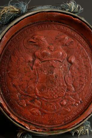 Carl Theodor von der Pfalz (1724-1799) Wachssiegel in zweiteiliger Kapsel aus vergoldetem Buntmetall, auf dem Deckel graviertes Wappen, auf der Unterseite der Kapsel die bekrönte Chiffre "CT" im Lorbeerkranz, innenliegendes rotes Wachssiegel mit Wappen u - Foto 2