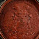 Carl Theodor von der Pfalz (1724-1799) Wachssiegel in zweiteiliger Kapsel aus vergoldetem Buntmetall, auf dem Deckel graviertes Wappen, auf der Unterseite der Kapsel die bekrönte Chiffre "CT" im Lorbeerkranz, innenliegendes rotes Wachssiegel mit Wappen u - photo 2