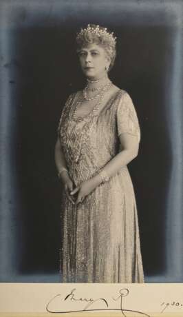 2 Fotografien: "King George V" (1865-1936) 1930 und "Queen Mary" (1867-1953) 1930, je u. handsign. und dat., mit Passepartout, 32,4x18,8/19,2cm (m.PP. 46,5x33cm), beschnitten, Altersspuren - Foto 5