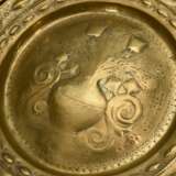Große Messing Beckenschlägerschüssel mit getriebenem und ziseliertem Motiv im Spiegel "Blumenvase", 18.Jh., Ø 48cm - фото 4