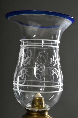Paar Messing Windlichter in schlichter Façon mit floral beschliffenen Glasschirmen und angeschmolzenem blauem Rand, H. 55/56cm, Druckstellen, Lötspuren - photo 2