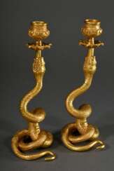 Paar feuervergoldete Bronze Leuchter mit vollplastischen "Schlangen" und durchbrochenen Tropfschalen, nach altem Vorbild, 20.Jh., H. 23cm, leichte Alters- und Gebrauchsspuren