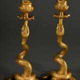 Paar feuervergoldete Bronze Leuchter mit vollplastischen "Schlangen" und durchbrochenen Tropfschalen, nach altem Vorbild, 20.Jh., H. 23cm, leichte Alters- und Gebrauchsspuren - фото 2
