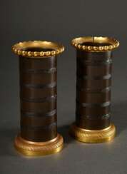 Paar Röhrenvasen im Empire Stil mit ornamentalen Verzierungen, patinierte und feuervergoldete Bronze, H. 13,5cm, leichte Alters- und Gebrauchsspuren