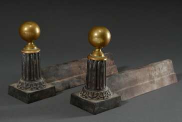 Paar Gusseisen Kaminböcke mit Säulenstumpf und Messingkugel, Frankreich, 19.Jh., 22x39cm, Gebrauchsspuren