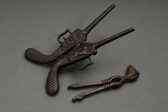 2 Diverse Teile Gusseisen Nussknacker "Papagei" (L. 17,2cm) und ausklappbarer Reise-Stiefelknecht "Pistole" mit Tierreliefs "Hase und Fuchs" (23,2x13x9,2cm ausgeklappt), 19.Jh. - фото 1
