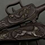 2 Diverse Teile Gusseisen Nussknacker "Papagei" (L. 17,2cm) und ausklappbarer Reise-Stiefelknecht "Pistole" mit Tierreliefs "Hase und Fuchs" (23,2x13x9,2cm ausgeklappt), 19.Jh. - photo 3