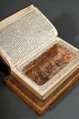 Geheimversteck in Form eines Bücherstapels "Massillon Bd. 13 und Don Quixote Bd. 13", alte goldpunzierte Lederbände mit Ochsengallenpapier Auskleidung des ausgehöhlten Inneren, 5x18x12cm