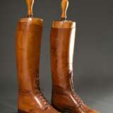 Paar Edwardian Polostiefel "James Moore" mit Schnürung und Lochmuster, dazu eingesetzte Stiefelspanner, H. 58cm (mit Spanner), leichte Alters- und Gebrauchsspuren - photo 2