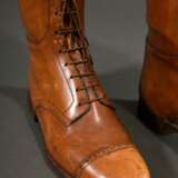Paar Edwardian Polostiefel "James Moore" mit Schnürung und Lochmuster, dazu eingesetzte Stiefelspanner, H. 58cm (mit Spanner), leichte Alters- und Gebrauchsspuren - photo 4