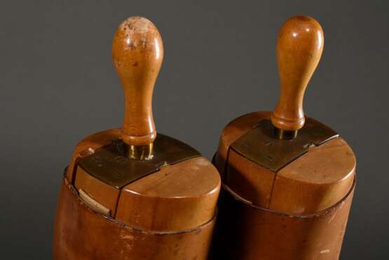 Paar Edwardian Polostiefel "James Moore" mit Schnürung und Lochmuster, dazu eingesetzte Stiefelspanner, H. 58cm (mit Spanner), leichte Alters- und Gebrauchsspuren - photo 5