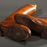 Paar Edwardian Polostiefel "James Moore" mit Schnürung und Lochmuster, dazu eingesetzte Stiefelspanner, H. 58cm (mit Spanner), leichte Alters- und Gebrauchsspuren - photo 8