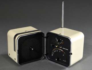 Brionvega Radio Modell TS502, Design: Marco Zanuso & Richard Sapper, cremefarben, 60er Jahre, 13x22x14cm, Gehäuse mit Riss, Batterieabdeckung lose, Alters- und Gebrauchsspuren