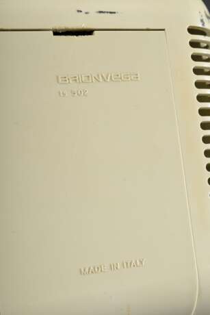Brionvega Radio Modell TS502, Design: Marco Zanuso & Richard Sapper, cremefarben, 60er Jahre, 13x22x14cm, Gehäuse mit Riss, Batterieabdeckung lose, Alters- und Gebrauchsspuren - Foto 5
