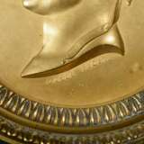 2 Feuervergoldete Bronze Tondorahmen mit Portraitmedaillons "Napoleon Empereur des Français et Roi d'Italie" nach André Galle (1761-1844) und "Imperatrice Josephine" nach Nicolas Guy Antoine Brenet (1773-1846), jeweils sign., verso bez.: "H. Laresche, Ho - Foto 7
