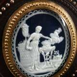 Kleine runde Schnupftabakdose mit Porzellan (?) Relief im Deckel "Frau am Altar der Liebe" bez. "Il ne seteindra jamais", Horn gepresst mit Gold (?) Rahmung, H. 2,5cm, Ø 6,1cm - фото 5