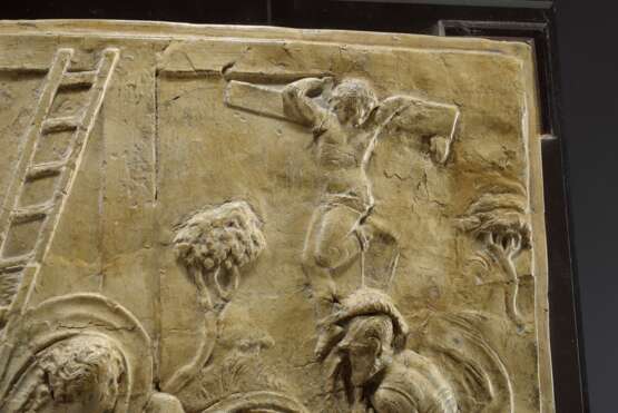 "Kreuzabnahme“ nach Guglielmo della Porta (ca. 1510-1577), großes Stucco Relief, 50x35,5cm (m.R. 54,5x40cm), div. kleine Defekte, ehem. Slg. Walter Vonficht/Allgäu - photo 5