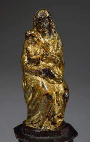 Skulptur „Muttergottes“, Metall vergoldet auf Eisenthron, um 1800, Sockel verso bez. "Andenken von Maria Zell", H. 13,9cm, berieben - Foto 1