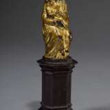 Skulptur „Muttergottes“, Metall vergoldet auf Eisenthron, um 1800, Sockel verso bez. "Andenken von Maria Zell", H. 13,9cm, berieben - photo 2