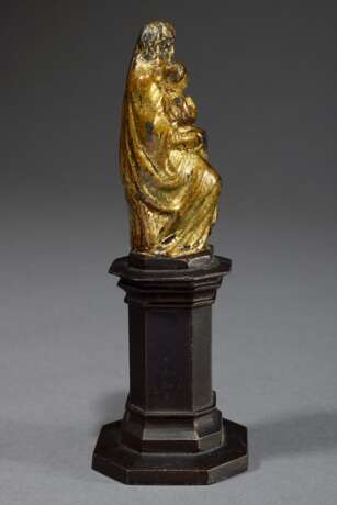 Skulptur „Muttergottes“, Metall vergoldet auf Eisenthron, um 1800, Sockel verso bez. "Andenken von Maria Zell", H. 13,9cm, berieben - Foto 3