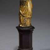Skulptur „Muttergottes“, Metall vergoldet auf Eisenthron, um 1800, Sockel verso bez. "Andenken von Maria Zell", H. 13,9cm, berieben - Foto 4
