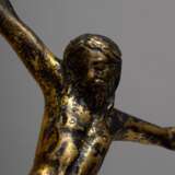 "Corpus Christi" mit weit ausgebreiteten Armen und nach rechts geneigtem Haupt, Dreinageltypus, 16.Jh., Bronze mit Resten von Vergoldung, leicht gehöhlt, 15x12cm, etwas berieben, ehem. Slg. Walter Vonficht/Allgäu - Foto 6