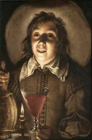 Junger Mann mit Weinglas im Kerzenlicht - Foto 1