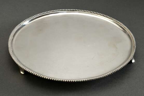 Runder holländischer Salver auf drei Füßen in schlichter Façon mit Perlrand, MZ: DWR, Amsterdam 1843, Silber, 438g, H. 2,4cm, Ø 24,3cm, kleine Druckstellen - Foto 1