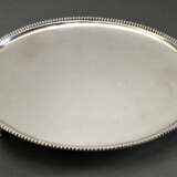 Runder holländischer Salver auf drei Füßen in schlichter Façon mit Perlrand, MZ: DWR, Amsterdam 1843, Silber, 438g, H. 2,4cm, Ø 24,3cm, kleine Druckstellen - photo 1