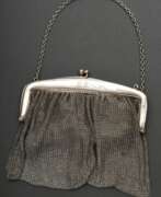 Produktkatalog. Abendtasche mit schlichtem Bügel und Gravur "ER" sowie Kettengeflecht, um 1900, MZ: Charles Noakes/Hamburg, Silber 800, 340g, ca. 17x17cm