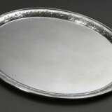 Ovales Jugendstil Tablett mit vegetabilem Reliefrand und passendem Glaseinsatz, Koch & Bergfeld, Silber 800, 918g (ohne Glas), 42,5x34cm - photo 1