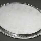 Ovales Jugendstil Tablett mit vegetabilem Reliefrand und passendem Glaseinsatz, Koch & Bergfeld, Silber 800, 918g (ohne Glas), 42,5x34cm - photo 4