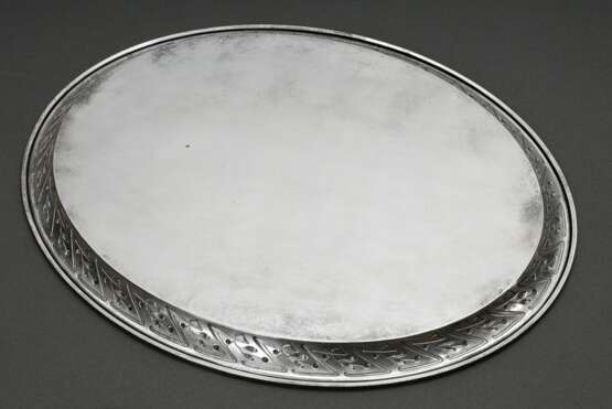 Ovales Jugendstil Tablett mit vegetabilem Reliefrand und passendem Glaseinsatz, Koch & Bergfeld, Silber 800, 918g (ohne Glas), 42,5x34cm - фото 4