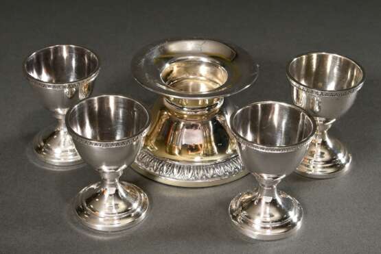 5 Diverse Teile Silber 800/925 mit Palmettenfries: 4 Eierbecher (H. 6,5cm, 146g) und Leuchter (H. 6cm) - photo 1