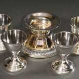 5 Diverse Teile Silber 800/925 mit Palmettenfries: 4 Eierbecher (H. 6,5cm, 146g) und Leuchter (H. 6cm) - Foto 1