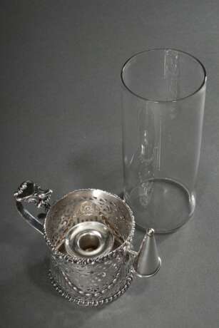Handleuchter mit ornamental durchbrochenem Gestell und Kerzenlöscher sowie Glastubus, England, 19.Jh., H. 23,5cm - photo 4