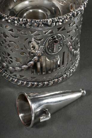Handleuchter mit ornamental durchbrochenem Gestell und Kerzenlöscher sowie Glastubus, England, 19.Jh., H. 23,5cm - Foto 6