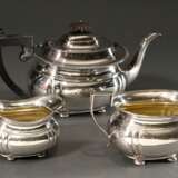 3 Teile versilbertes Teeset: Kanne (H. 16cm), Milchkännchen (H. 9cm), Zuckerschale (H. 10cm), Schottland Anfang 20.Jh. - photo 2