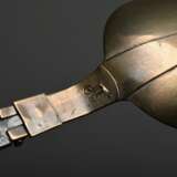 3 Teile antikes Reisebesteck mit punzierten Silber (?) Schäften und Stahleinsätzen, 18.Jh., Löffel MZ: ICP, ges. 136g, L. 18,8-19,4cm - фото 4