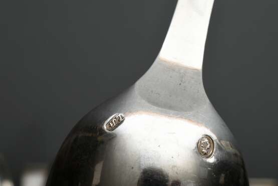 13 Teile Biedermeier Besteck mit gerade endendem Stiel in schlichter Façon, MZ: "L St" im Oval, Silber 13 Lot, 1131g, bestehend aus: je 6 Löffel, Gabeln und Kelle, L. 30,5-20,5cm - Foto 3