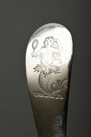 Schlichte Suppenkelle mit schöner Gravur "Meerjungfrau in einen Spiegel schauend" am Stielende, London 1787, MZ: Hester Bateman, Silber 925, 154g, L. 33,5cm - Foto 3