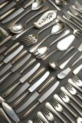 133 Teile Besteck "Perlmuster", verschiedene Hersteller, Silber 800, 5552g (o. Messer), bestehend aus: je 12 große Messer, Gabeln, Löffel, mittlere Messer, Gabeln, Löffel, Fischgabeln- und -messer, Teelöffel, Kuchengablen sowie 13 diverse Teile Vorlegebe