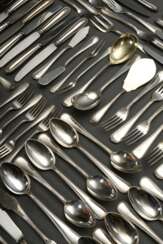 127 Teile Besteck "Perlmuster", verschiedene Hersteller, Silber 800, 4995g (o. Messer), bestehend aus: je 12 große Messer, Gabeln, Löffel, mittlere Messer, Gabeln, 11 Löffel, Fischgabeln- und -messer, Teelöffel und Kuchengabeln sowie 8 diverse Teile Vorl