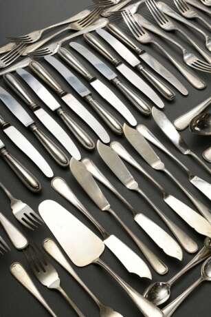 86 Teile Besteck "Perlmuster", verschiedene Hersteller, Silber 800, 3403g (o. Messer), bestehend aus: je 12 große Gabeln, Löffel, mittlere Messer, Gabeln, Teelöffel und 11 Kuchengabeln, je 6 Fischgabeln- und -messer sowie 3 diverse Teile Vorlegebesteck - фото 2