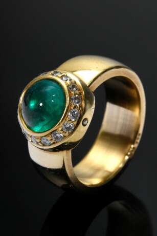 Schwerer handgefertigter Gelbgold 750 Ring mit Smaragdcabochon, (ca. 1,8ct, geölt, stärkere Tragespuren) in Brillantlunette (zus. ca. 0.45ct/VSI/W), 20g, Gr. 57 - photo 1