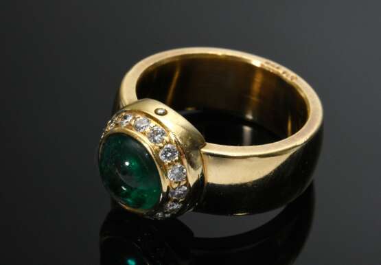 Schwerer handgefertigter Gelbgold 750 Ring mit Smaragdcabochon, (ca. 1,8ct, geölt, stärkere Tragespuren) in Brillantlunette (zus. ca. 0.45ct/VSI/W), 20g, Gr. 57 - фото 2