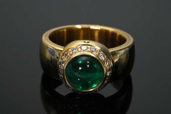 Schwerer handgefertigter Gelbgold 750 Ring mit Smaragdcabochon, (ca. 1,8ct, geölt, stärkere Tragespuren) in Brillantlunette (zus. ca. 0.45ct/VSI/W), 20g, Gr. 57 - photo 3