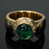 Schwerer handgefertigter Gelbgold 750 Ring mit Smaragdcabochon, (ca. 1,8ct, geölt, stärkere Tragespuren) in Brillantlunette (zus. ca. 0.45ct/VSI/W), 20g, Gr. 57 - Foto 3