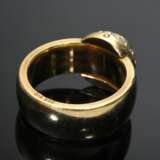 Schwerer handgefertigter Gelbgold 750 Ring mit Smaragdcabochon, (ca. 1,8ct, geölt, stärkere Tragespuren) in Brillantlunette (zus. ca. 0.45ct/VSI/W), 20g, Gr. 57 - photo 4